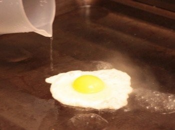 step4: 小火煎太陽蛋，差不多成型時，可淋上一圈水，家蓋子，用蒸汽把表面悶熟