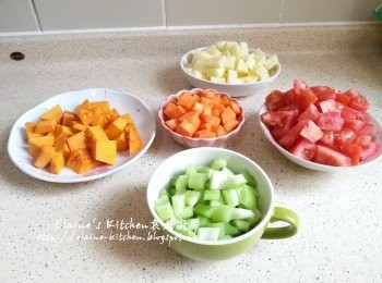 step1: 西芹去纖維 , 蕃茄洗淨 , 薯仔去皮 , 甘旬去皮 , 南瓜去籽 , 全部切粒