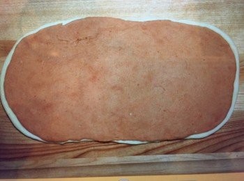 step5: 水皮片掃上少許水，將饀皮片放在水皮片上，按緊，再在饀皮上掃上少許水。