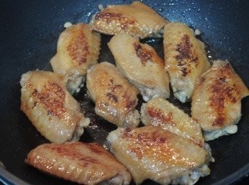 step2: 取出<a href="https://bit.ly/3zHU5V3" target="_blank" data-keyword="雞翼" class="guide-link"><strong>雞翼</strong></a> <span style="display:inline-block;vertical-align:middle;margin-top:-3px;color:initial;border-radius:3px;padding:2px 3px;font-size:12px;line-height:14px;background:#87d300;color:#fff;">即買</span> 瀝乾，留起照燒汁料。在鍋內下少許油，放入<a href="https://bit.ly/3zHU5V3" target="_blank" data-keyword="雞翼" class="guide-link"><strong>雞翼</strong></a> <span style="display:inline-block;vertical-align:middle;margin-top:-3px;color:initial;border-radius:3px;padding:2px 3px;font-size:12px;line-height:14px;background:#87d300;color:#fff;">即買</span> 用中火煎至兩面金黃色。