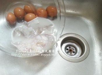 step3: 蝦仁解凍後放入大碗內加入生粉拌勻用水沖洗 , 再倒水份