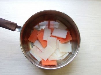 step2: 將蒟蒻使用熱水,少許海鹽,白醋汆燙1分鐘，去除腥味。