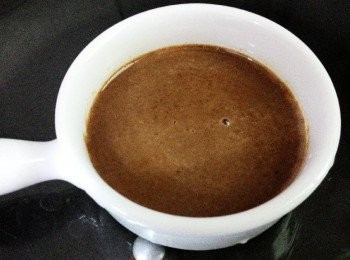 step2: 所有的調味料調勻(可自行調整鹹度) 若覺得太稠可加一點水攪拌稀釋 最後將醬汁淋上肉片上拌一拌在灑上柴魚蔥花完成