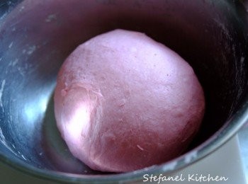 step2: 2A ) 除了鹽及酵母水外，把所有材料放入不銹鋼大碗內
2B ) 酵母水倒入量杯內，加入室溫水至150毫升
註: 水1克=1毫升
2C ) 除鹽外把所有材料搓揉成團狀，見水份被吸收後，加入鹽一起搓揉至麵團光滑
2D)滾圓麵團，在大碗旁及麵團表面塗上薄薄的油，以防蓋上保鮮紙後粘著
3B) 焗爐預熱170度1分鐘，然後關上焗爐電掣，放整盤麵團入爐發酵1小時 (如夏天溫度至27度或以上，便可在室溫發酵，用毛巾蓋著即可發酵)