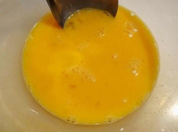 step2: 再來做布丁的部分。將三顆全蛋倒入碗中，攪拌均勻即可。