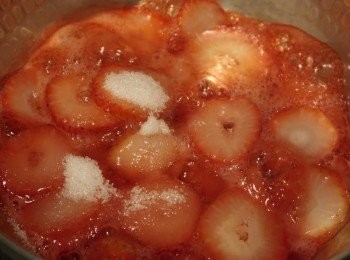 step2: 當草莓出水、小滾時，加入適量的砂糖。砂糖的多寡取決於草莓本身的甜度，因為這個簡易果醬的用途是用來做慕斯，不用久放，甜度可以不用很高。這次買到的草莓甜度很夠，我只加了20g的糖。