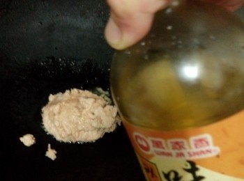 step3: 另起鍋加入沙拉油，和步驟2,加入味琳。