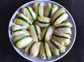 step6: 將已醃好的蝦同帶子，包裹卷好再用蔥或韮菜輕輕綁好放入碟