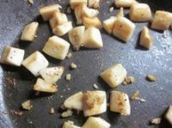 step2: 鍋子放油加入蒜末小火爆香,加入杏鮑菇炒至焦糖色盛起備用