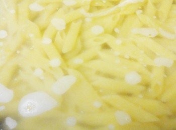 step2: 在炒材料期間另外準備煮滾一鍋水，加入鹽，放入乾燥義大利麵約煮7分鐘