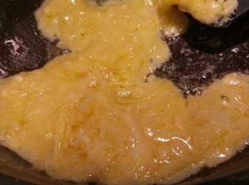 step2: 加入鹽,糖和花奶炒混後再加入芝士,只要芝士溶化後倒出攤凍備用。