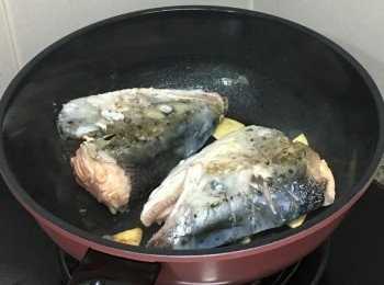step3: 再反轉另一邊煎香至兩邊金黃色, 側看三文魚肉也轉色, 將滾水倒入鍋子中, 一沖撞後, 奶白色魚湯即出現
