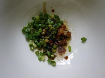 step5: 碗中放入所有的<span class="group_2">調味</span>，再將煮好的透抽麵線入碗拌均即可