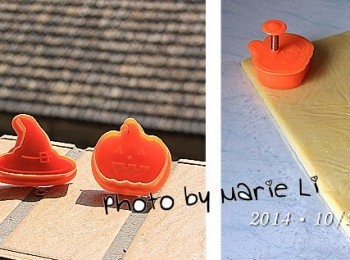 step4: 冷藏過後的麵糰從冰箱取出來之後
先用剪刀將塑膠袋底部剪開
然後再沿著與底部垂直的線剪開
攤開來就可以墊著麵糰，方便操作

這次使用的是這組《萬聖節四劍客》
有南瓜頭、巫婆帽、幽靈鬼、和怪怪屋