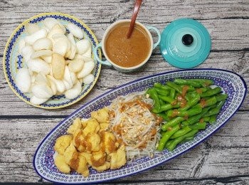 step5: 將花生/腰果壓碎後，灑在蔬菜之上，淋上沙嗲醬即可。