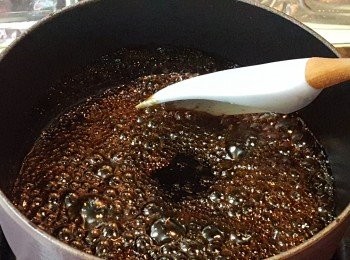 step6: 燒熱鍋，將「<span class="group_2">醬汁</span>」加入煮至稍稠。