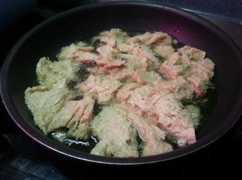 step5: 再用適量滾油以半煎炸方法將烤麩炸成金黃及硬身