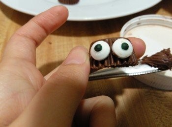 step6: 将candy eyeball沾少许巧克力醤粘在Reeses巧克力身成蜘蛛身待用。