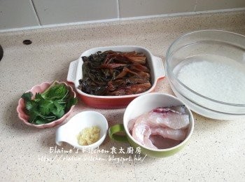 step4: 菜乾浸水至軟身 , 珍珠米浸水30分鐘 , 魚腩切件 , 芫茜莖切段 , 葉留起 , 薑磨成蓉備用