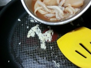 step6: 加入鮮魷炒勻