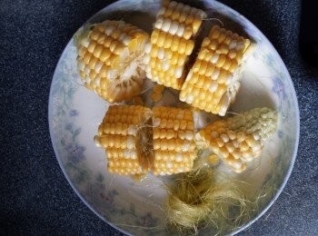 step4: 粟米剥皮，粟米鬚留起洗淨打結，粟米切塊