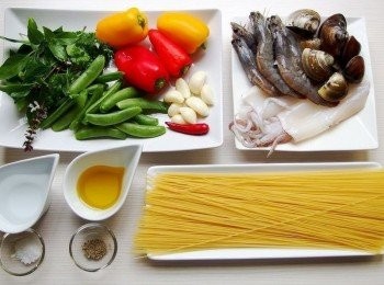 step1: 準備所有材料,將鮮蝦去腸泥備用,中捲切段狀,大蒜及巴西里和羅勒切碎,辣椒切碎,彩色甜椒切條狀