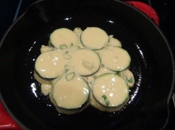 step6: 熱鍋後,將裹上薄薄一層<span class="group_2">麵糊</span>的櫛瓜下鍋煎。