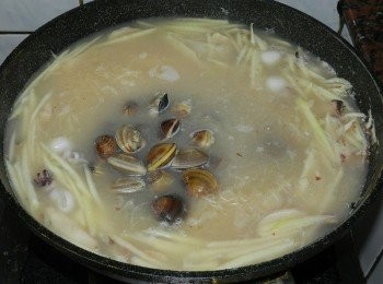 step8: 倒入蛤蜊，煮開後調味即可