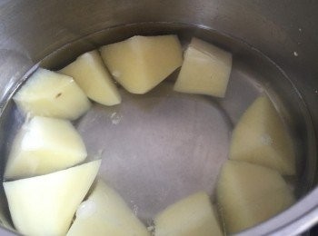 step2: 薯仔去皮切粒加入滾水中煮8-10分鐘至軟身瀝乾備用