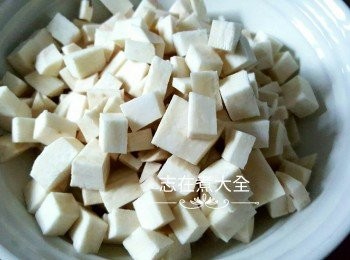 step1: 蕃薯去皮切丁（約1cmx1cm）蒸15分鐘至軟身