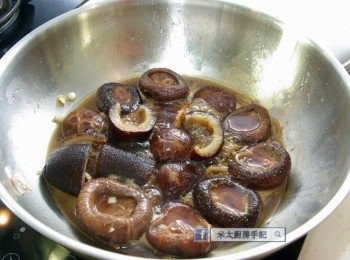 step5: 加入蠔油、頭抽、黃糖和浸菇水至蓋過材料，關蓋以中小火炆煮15分鐘。