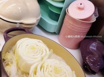 step3: 6) 放紹菜墊底，上層放浸軟身的粉絲，加少許雞湯關蓋蒸煮，中火約10分鐘