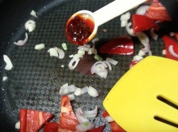 step8: 加入馬拉盞醬炒勻