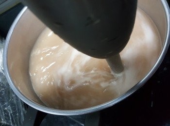 step3: 將2200g食用開水煮滾，加入所有材料，用大火煮滾，轉細火煮30分鐘，熄火後用手提攪拌機打碎成濃湯，再開火煮滾，落鹽調味即可（亦可以用普通攪拌機攪拌）