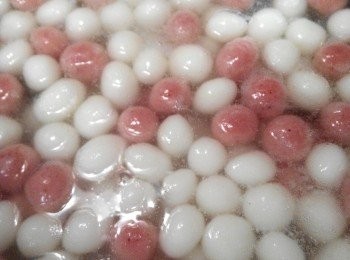 step6: 另燒一鍋水，水開後放入小湯圓，小火煮至湯圓浮起後撈出瀝乾，放入桂圓湯中即可。