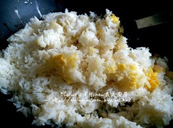 step6: 加入冷飯拌勻炒散