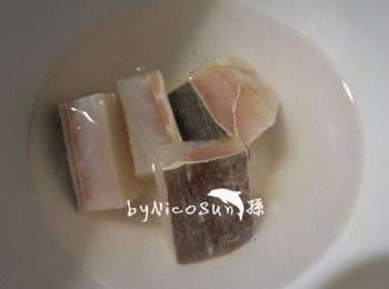 step1: 鰻魚乾洗淨泡水降鹹味.