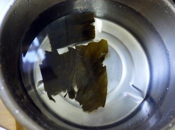 step2: 昆布快速沖水後浸泡30分鐘