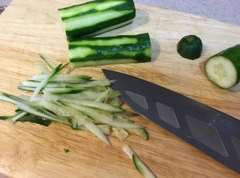 step4: 將雞蛋打勻, 落少許油煎熟便拎起放涼, 跟住把青瓜、火腿、蛋全部切細絲