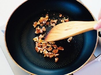 step2: (預先準備) 
◎將麵糊用的糖漬橙皮切成5mm小丁。頂飾用的糖漬橙皮則切成細長條。 
◎將開心果縱切成半。 
◎將蘭姆酒漬葡萄乾瀝乾汁液。 
◎將低筋麵粉和泡打粉混合過篩。 
◎烤箱預熱至180℃。