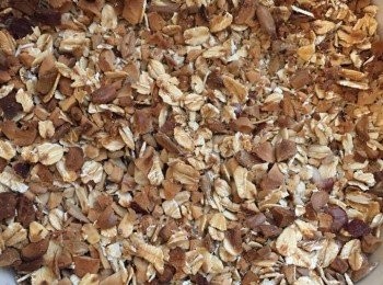 step1: 烤箱先預熱180度，果仁及燕麥略為切碎，放進烤箱烘烤大約15分鐘或至金黃色，