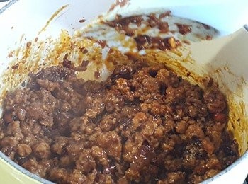 step4: 加入「<span class="group_2">炸醬料</span>」拌炒一會，關火成「素炸醬」備用。