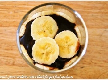 step4: 倒入適量的巧克力醬後，在巧克力醬上在鋪放一層香蕉片。