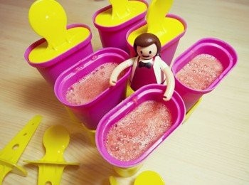 step3: 將半成品放置製冰模具裡,記得預留半公分的空間(當半成品結成冰後,會有膨脹反應)