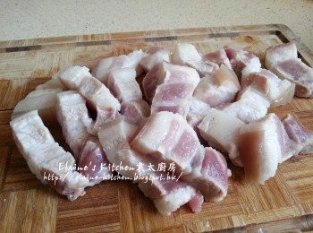 step2: 豬腩肉放入滾水中用慢火出水煮10分鐘 , 盛起切厚件