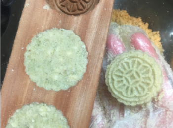 step7: 一個個餅倒出嚟！
萬一塊餅唔靚，可以再壓過！