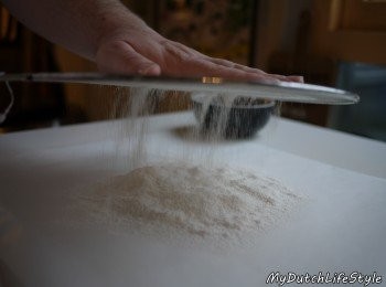 step2: 麵粉與發酵粉慢慢篩出均勻粉狀(終結塊狀)。