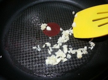 step5: 平底鑊加1湯匙油,先爆香蒜頭