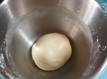 step4: 再將麵糰放入大盤中，用保鮮紙蓋面或用碟蓋面，待麵糰發酵至兩陪大（如有焗爐可以將麵糰整盤放入焗爐，則邊加杯熱水，不用開爐，蓋上焗爐門，有幫助發酵得效果會更好）