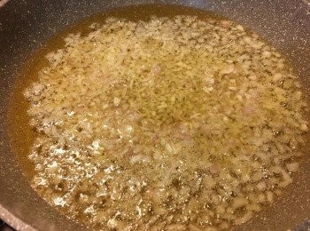 step3: 倒油落鑊燒熱後，加入紅蔥頭碎，以中大火炸至金黃色